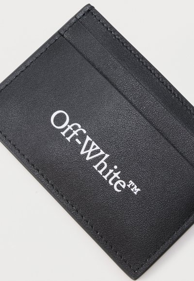 Δερμάτινη μαύρη θήκη καρτών με λευκό λογότυπο "Off-White™" τυπωμένο στο μπροστινό μέρος και εμφανείς ραφές κατά μήκος των άκρων.