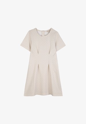 Krátke béžové šaty áčkového strihu s krátkymi rukávmi a jemným opakujúcim sa geometrickým vzorom, s okrúhlym výstrihom a zapínaním na gombíky na chrbte.