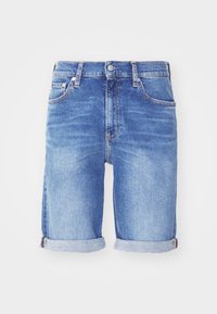 Denimshorts, ljusblå, med en urtvättad look. Har en uppvikt fåll, fem fickor och en knappstängning i midjan.