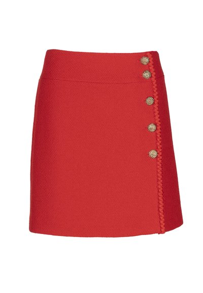 Mini gonna in tweed rosso con un design strutturato, caratterizzata da dettagli in bottone dorato e una finitura intrecciata lungo il lato.
