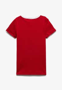Camiseta corta roja de algodón con cuello acanalado blanco y una textura suave y lisa. Sin gráficos ni patrones visibles.