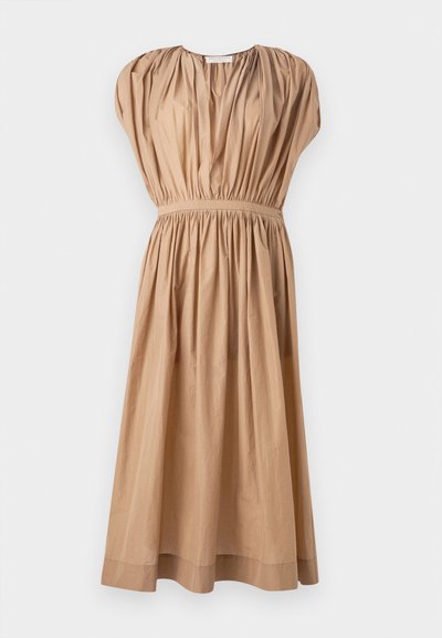 Brun bomullsklänning med rynkad byst, korta ärmar, elastisk midja och flödande midilång kjol. Slät textur; minimalistisk design.
