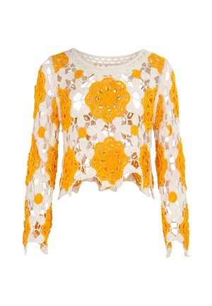 Weißes gehäkeltes Langarm-Top mit großen, leuchtend orangefarbenen Blumenmustern und offenem Spitzen-Design, mit Rundhalsausschnitt und wellenförmigem Saum.