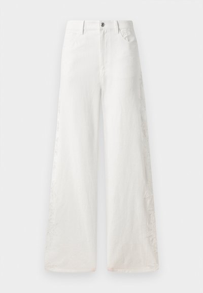 Bílé volné džínové kalhoty s bočními výšivkami a tradičním designem pěti kapes. Zapínání na zip s knoflíkem.