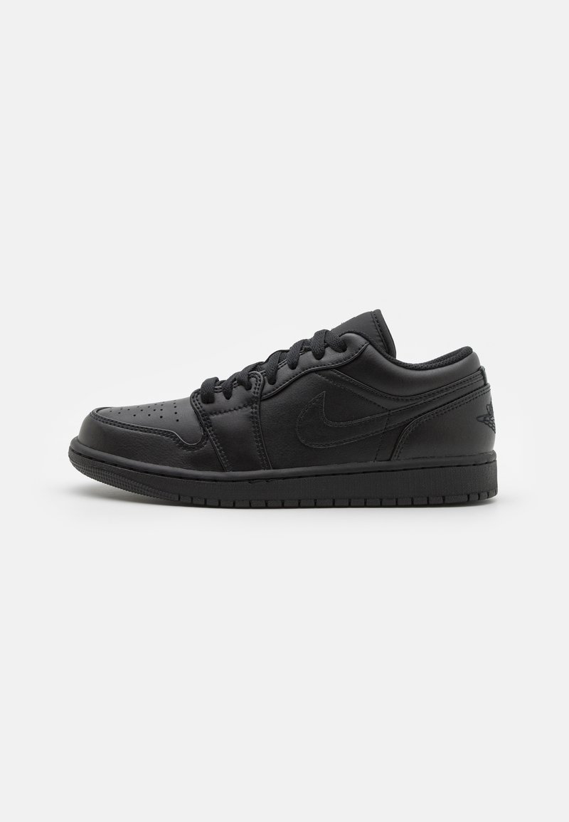 Sorte skinn, lave sneakers med perforert tå, flate lisser, polstret krage og teksturert såle. Har en subtil logo på hælen.