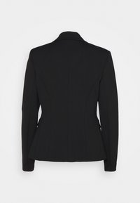Černý přizpůsobený blazer se strukturovaným designem, dlouhými rukávy a peplum střihem. Zadní část obsahuje švové detaily a klasický klopový límec.