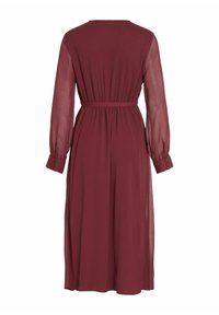 Robe longue bordeaux avec manches longues transparentes, poignets boutonnés et ceinture à la taille, vue de dos sur un fond blanc.