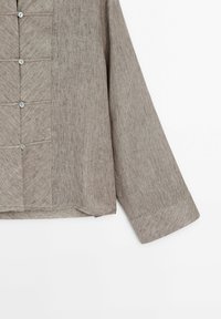 Knoopshirt van gestructureerde grijze stof, met een rechte snit, lange mouwen en lichtblauwe knopen aan de voorkant.