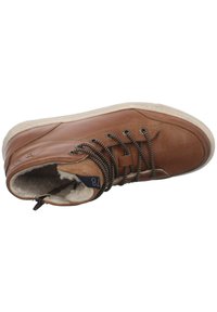 Scarpa alta in pelle marrone con suola in gomma crema, lacci testurizzati e interno morbido. Il dettaglio della cerniera laterale aggiunge funzionalità.