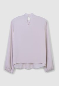 Blusa a maniche lunghe di un pallido viola con polsini arricciati e un'apertura a forma di goccia sul retro chiusa da un singolo bottone al colletto.