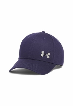 Cappellino da baseball blu scuro con visiera curva e logo Under Armour argentato sul pannello centrale anteriore, mostrato su sfondo bianco.