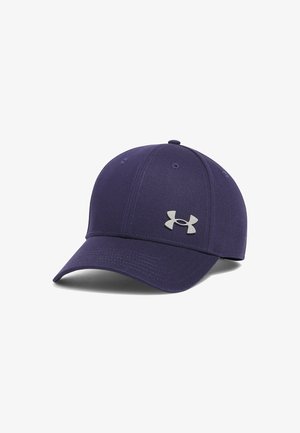 Ciemnoniebieska czapka z daszkiem z zakrzywionym rondem i srebrnym logo Under Armour na przednim środkowym panelu, pokazana na białym tle.