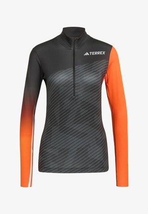 Langärmliges Sportoberteil mit halbhohem Reißverschlusskragen. Der Körper ist dunkelgrau, die Ärmel zeigen einen orangen Farbverlauf und ein diagonal gestreiftes Muster.