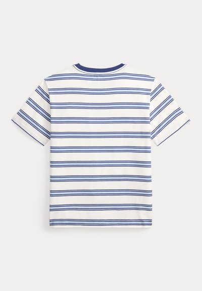 Λευκό κοντομάνικο μπλουζάκι με οριζόντιες μπλε και ναυτικές ρίγες και μονόχρωμο ναυτικό στρογγυλό γιακά, εμφανιζόμενο από πίσω.