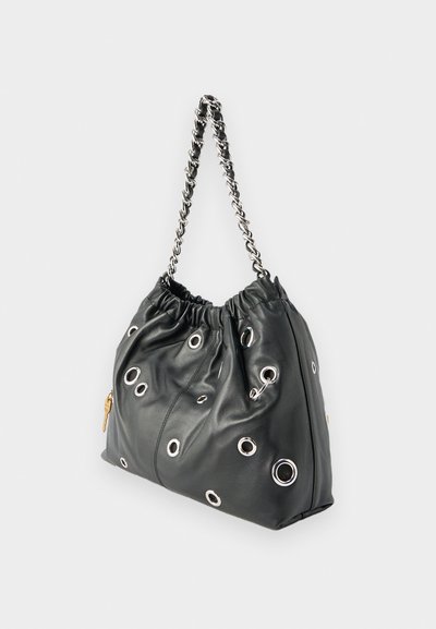 Μαύρη δερμάτινη τσάντα χειρός με ασημένια μεταλλικά κρίκους και ιμάντα ώμου με αλυσίδα, εμφανίζεται σε απλό φωτεινό φόντο.