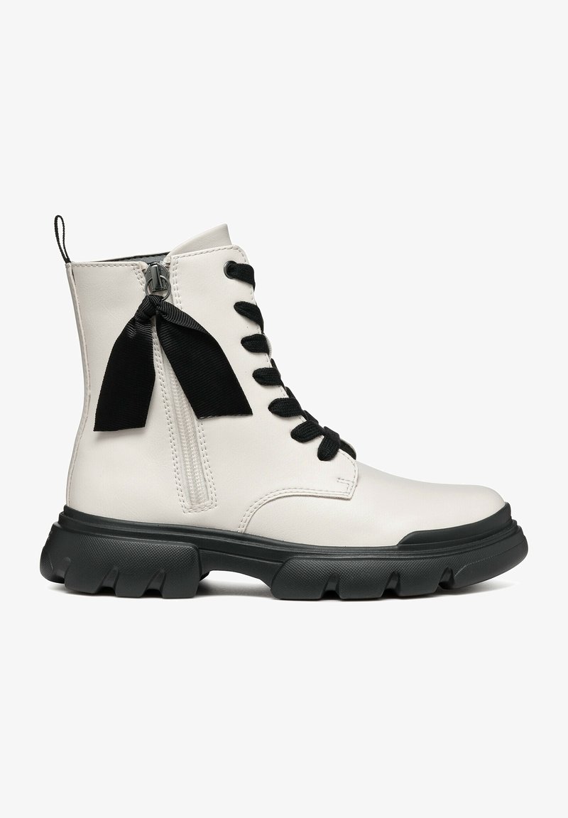 Bottes de cheville en cuir blanc avec des lacets noirs et un accent en ruban noir, dotées d'une fermeture éclair sur le côté et d'une semelle en caoutchouc noir épaisse.
