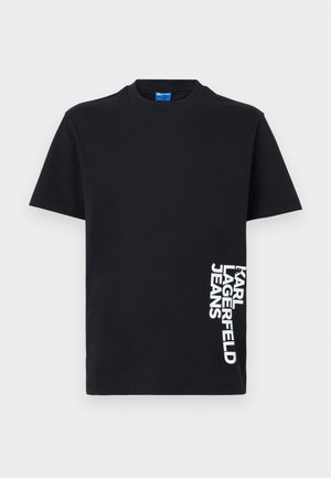 Svart T-skjorte med korte ermer og rund hals, med hvit vertikal tekst "KARL LAGERFELD JEANS" trykt nær nederste høyre side.