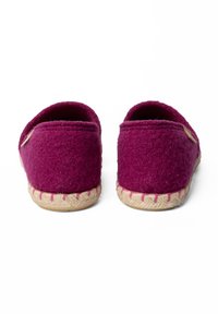 Pantofole in feltro di colore viola con una morbida texture, apertura sul retro e suola in juta con dettagli di cucitura rosa. Nessun logo o decorazione visibile.
