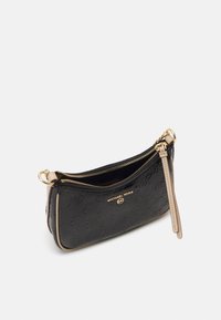 Svart läder crossbody-väska med präglat logomönster, guldhardware och dragkedjestängning. Har en ljusbrun rem och sidodetaljer.