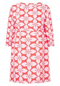 Baumwollkleid mit Dreiviertelärmeln, das einen roten Hintergrund und ein großes pinkfarbenes Blumenmuster aufweist. Gerader Schnitt und Rundhalsausschnitt.