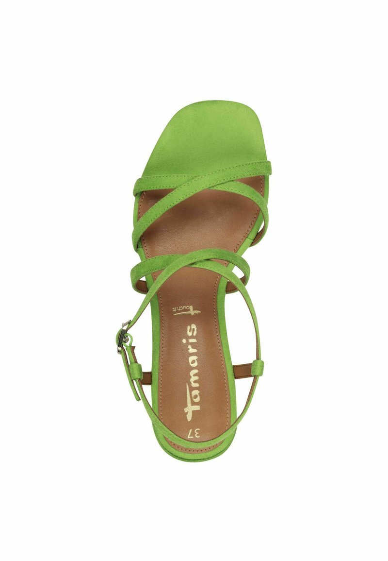 Grüne Wildleder-Sandale mit quadratischer Zehenpartie, mehreren überkreuzten Riemen und einer kleinen Fessel-Schnalle. Mit braunem Fußbett, das das Markenlogo trägt.