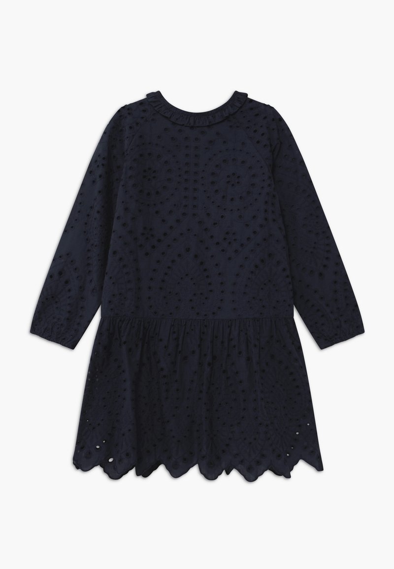 Robe bleu marine foncé à manches longues avec broderie texturée à pois, col à volants, taille froncée et ourlet festonné.