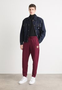 Tommy Jeans CREST - Trainingsbroek - deep rouge