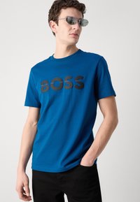 BOSS TEE - Apdrukāts T-krekls - open blue