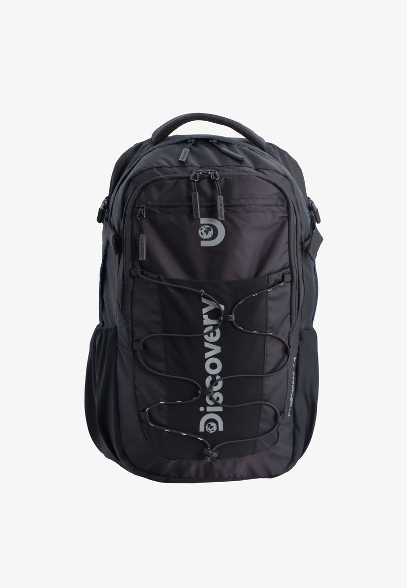 Schwarzer Nylon-Rucksack mit mehreren Reißverschlusstaschen, einem Bungee-Kordel-Frontdesign und einem auffälligen weißen Logo. Strukturierten Schultergurte.