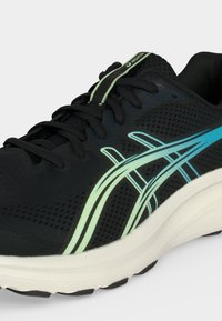 Μαύρο αθλητικό παπούτσι ASICS με ανοιχτοπράσινες και μπλε ρίγες, μαύρα κορδόνια, άνω μέρος από διαπνέον διχτυωτό υλικό και λευκή μαξιλαρωμένη σόλα.