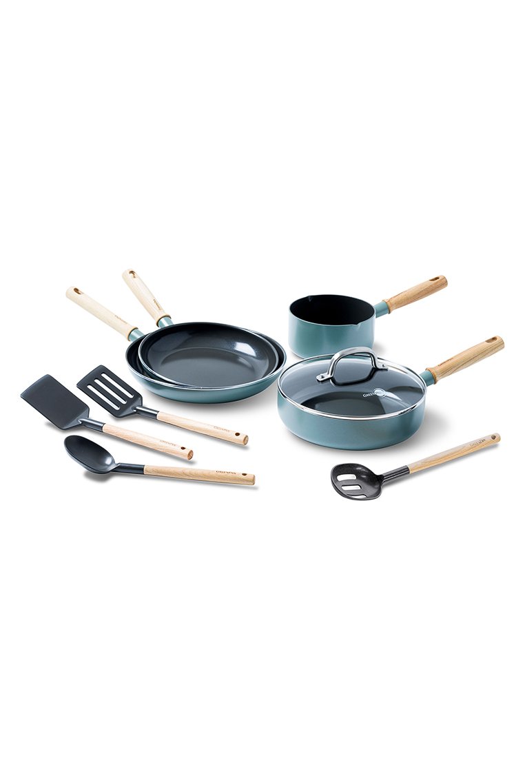 Set kookgerei in teal en zwart met houten handvatten, bestaande uit koekenpannen, een steelpan met deksel en verschillende keukengerei.