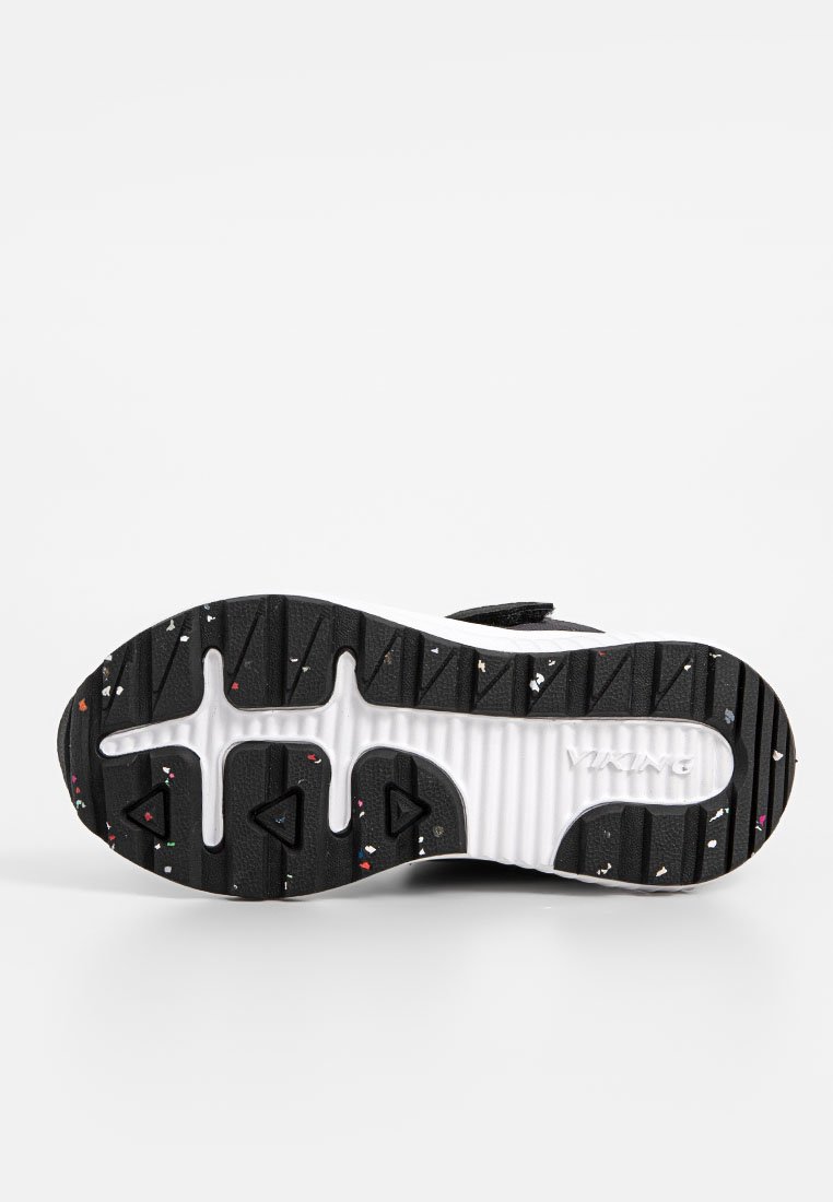 Schwarze Gummisohle mit strukturiertem Grip, verziert mit bunten Sprenkeln. Tiefe Profilmuster und Logo seitlich aufgedruckt. Mit Stollen für besten Halt.