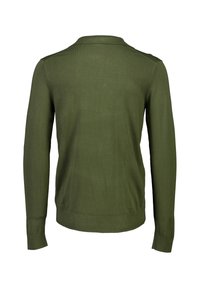 Grüner Strickpullover mit langen Ärmeln, einem gerippten Kragen und einem gerippten Saum. Weiche Textur und taillierte Form ohne sichtbare Muster oder Akzente.