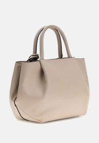 Beige leren handtas met een gestructureerde vorm, dubbele handvatten en zwart accentstiksel. Gladde textuur met een minimalistisch ontwerp.
