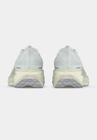 Αθλητικά παπούτσια ανοιχτού μπλε χρώματος με επάνω μέρος από αναπνεύσιμο δίχτυ, στρογγυλεμένη φτέρνα και υφασμένη εξωτερική σόλα από καουτσούκ. Διαθέτουν διακριτικό λογότυπο στο πίσω μέρος.