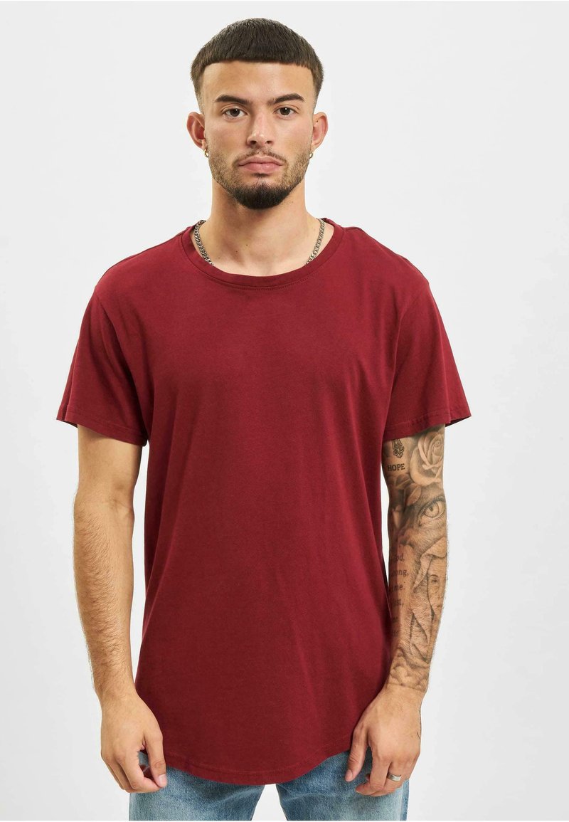 Bordeaux crew-neck t-shirt med korte ærmer og buet kant. Lavet af blødt stof, har en afslappet pasform og minimalistisk design.