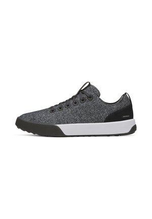Dunkelgrauer Low-Top-Sneaker mit schwarzen Schnürsenkeln, schwarzer Zehenkappe, weißer Zwischensohle und wasserdichtem Label an der Ferse.