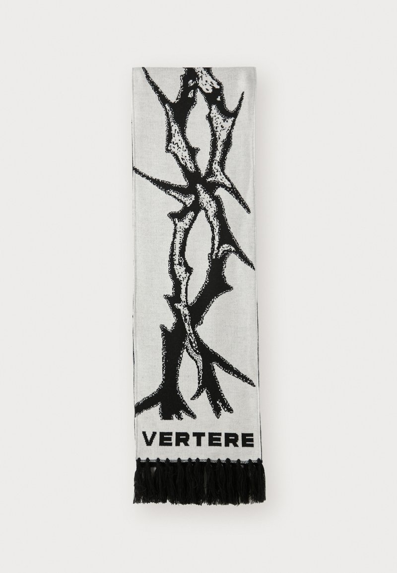 Audinys, puošiamas juodu erškėčio tipo raštu ant balto fono, su juoda pūkuota apdaila galuose ir drąsiu užrašu "VERTERE".