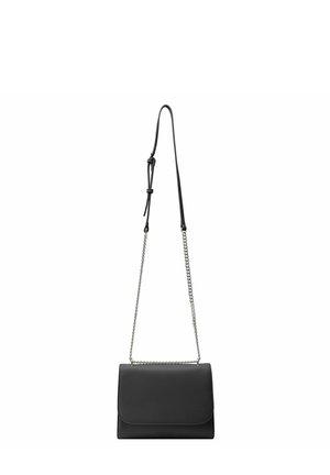 Borsa a mano in pelle nera con forma rettangolare, texture liscia e tracolla a catena removibile. Presenta una chiusura a pattina con design minimalista.