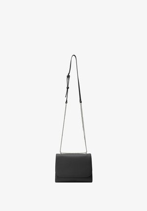 Borsa a mano in pelle nera con forma rettangolare, texture liscia e tracolla a catena removibile. Presenta una chiusura a pattina con design minimalista.