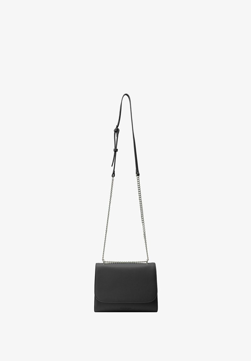 Borsa a mano in pelle nera con forma rettangolare, texture liscia e tracolla a catena removibile. Presenta una chiusura a pattina con design minimalista.