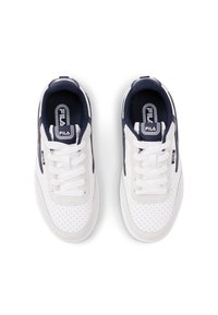 Scarpe da ginnastica bianche e blu navy con tomaia perforata, chiusura con lacci e logo sulla lingua e sul lato. Design a punta rotonda.