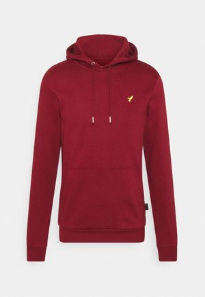 Rode pullover hoodie gemaakt van een zachte stof, met een voorste buidelzak, verstelbare trekkoorden en een klein geel logo.