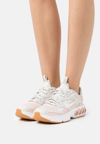 Nike Sportswear ZOOM AIR FIRE - Sapatilhas - light bone/white/pale coral/pink oxford/gum light brown/summit white