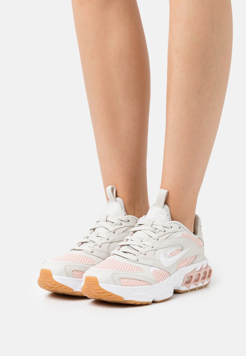 Nike Sportswear ZOOM AIR FIRE - Sapatilhas - light bone/white/pale coral/pink oxford/gum light brown/summit white