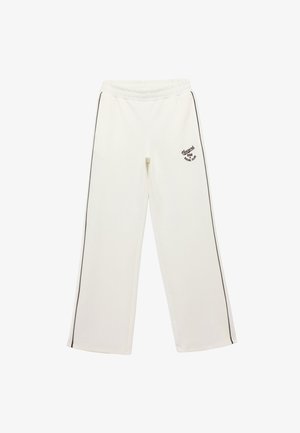 Weiße Sweatpants mit glatter Textur, ausgestattet mit einem passgenauen elastischen Bund, seitlichen Streifen und gesticktem Logodetail am linken Oberschenkel.