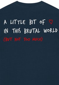 Dunkelblaue T-Shirt mit weißem und rotem Text auf der Rückseite: „EIN KLEIN WENIG ❤️ IN DIESER BRUTALEN WELT (ABER NICHT ZU VIEL).“ Weiches, Baumwollmaterial.