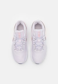 Nike Performance LEGEND ESSENTIAL  - Sapatilha de treino - venice/crimson bliss/crimson tint/ashen slate/light soft pink/white