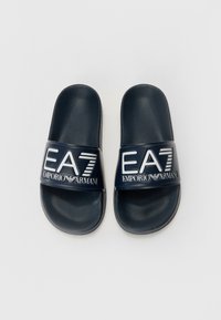 Mornarice zložljive sandalje, izdelane iz gladkega sintetičnega materiala, z širokim trakom z belo oznako "EA7 EMPORIO ARMANI".