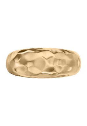 Goldfarbener gehämmerter Metallring mit ungleichmäßiger, strukturierter Oberfläche auf weißem Hintergrund.